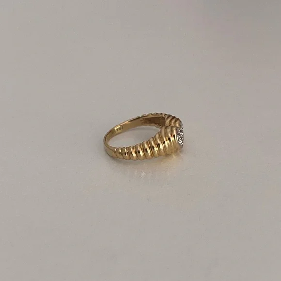 Vintage 14K Yellow Gold Heart Ring w/ Trio of Diamonds set in White Gold - Picture 5 of 9